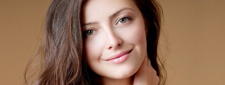 ragazza con capelli sani e ben curati